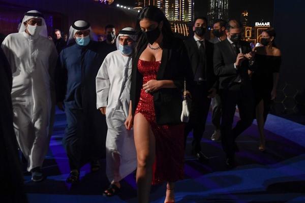 GLAMUROZNA HALJINA RONALDOVE DEVOJKE JE ŠIVENA NA KOSOVU: Zbog nje je postala najpoželjnija žena na svetu!