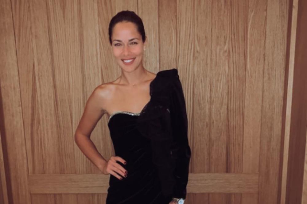 A ŠLIC TOLIKI DA MORA RUKOM DA POKRIJE: Ana Ivanović zasijala u novogodišnjoj noći kao milion dolara!