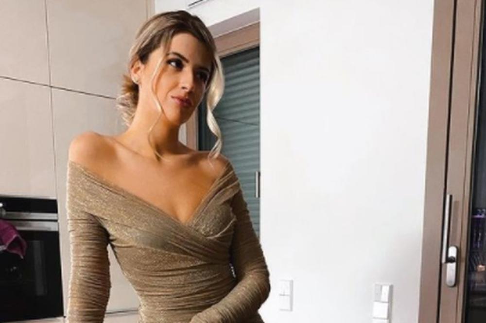 A BATACI SAMO SEVAJU: Žena srpskog fudbalera se popela na kuhinjski element da se slika! Zanemećete od njene lepote