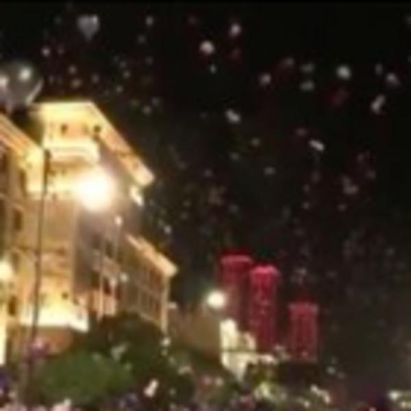 CEO SVET BEZ PROSLAVE DOČEKA, U VUHANU ŽURKA NA ULICAMA! Zabrane okupljanja i policijski časovi, NE I OVDE (FOTO)