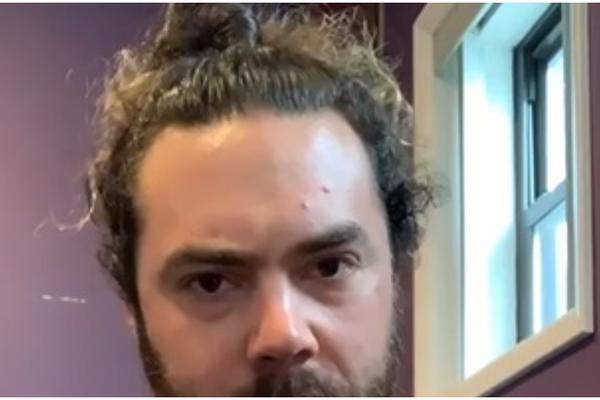 AU, AMERIČKI BODIBILDER U AKCIJI SA 4 ŽENE! Pokazao je nadljudsku snagu, treba izdržati to (VIDEO)