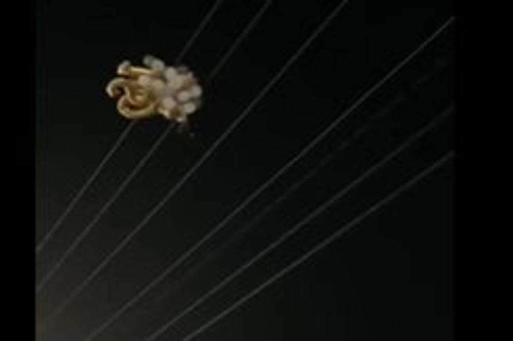 KAKVA ĆURKA! Htela je da napravi fotku za INSTAGRAM sa balonima, a napravila je KATASTROFU ZA POLA GRADA! (VIDEO)