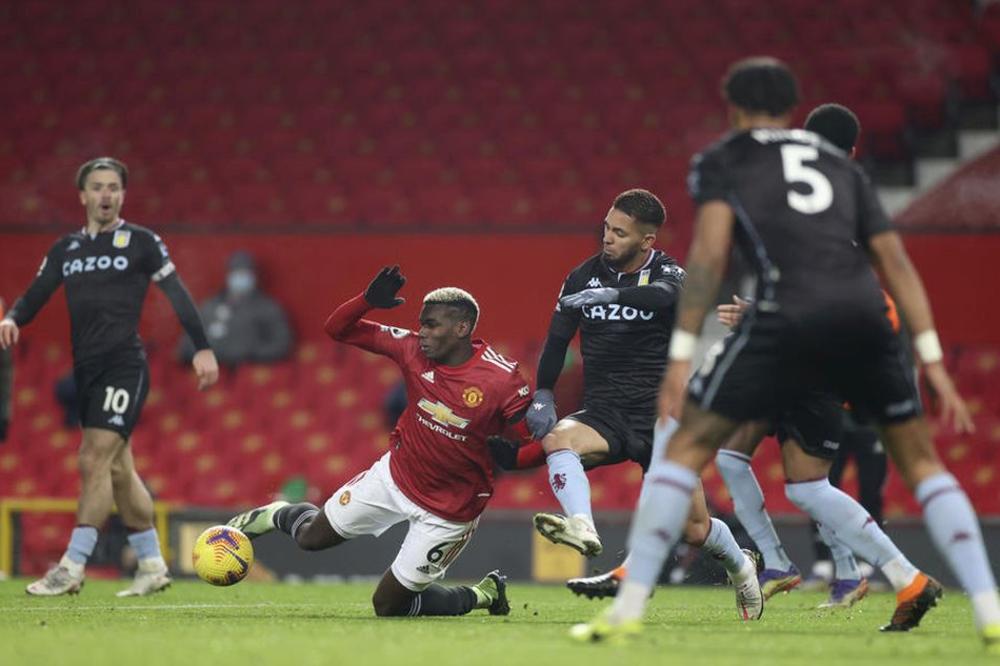 PA PADNI, ČOVEČE! NEKA, JA ĆU! Zvezdu Mančestera kamera uhvatila kako 'savetuje' saigrača na prljav trik! (VIDEO)