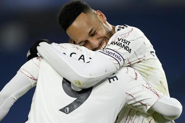 OBAMEJANGOV BRAT PODIVLJAO UŽIVO NA INSTAGRAMU: Izvadio pištolj i pucao sebi pored glave! VIŠE GA NE ZOVE! (VIDEO)