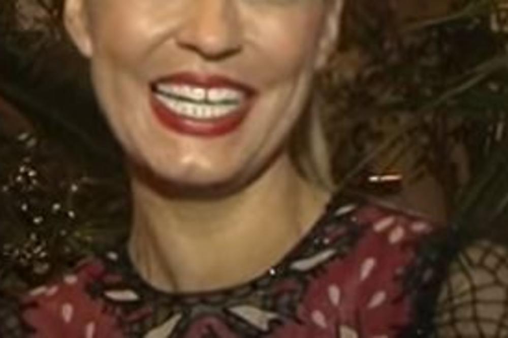 OVO MORATE VIDETI KAKO ONA IZGLEDA, NA PRAGU ŠESTE DECENIJE! Zategnuta linija, da joj devojke pozavide! (FOTO)