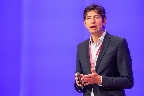 VODEĆI NEMAČKI VIRUSOLOG UPOZORIO ŠTA NAS ČEKA U NAREDNIH 6 MESECI: Ovo je veoma bitno znati!