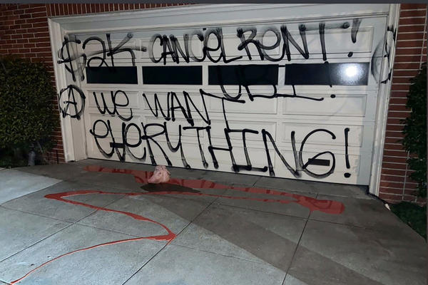 ODSEČENA SVINJSKA GLAVA, KRV I GRAFITI! Vandalizovani domovi NAJMOĆNIJIH POLITIČARA U AMERICI! (VIDEO)