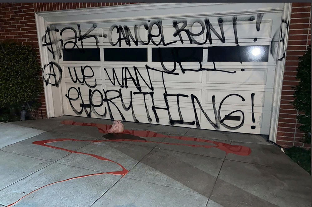 ODSEČENA SVINJSKA GLAVA, KRV I GRAFITI! Vandalizovani domovi NAJMOĆNIJIH POLITIČARA U AMERICI! (VIDEO)