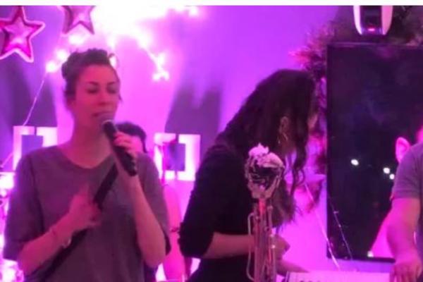 RASPLAKALA UKUĆANE NADEŽDA KADA JE ZAPEVALA! OVO morate videti i čuti, da se naježite! (VIDEO)