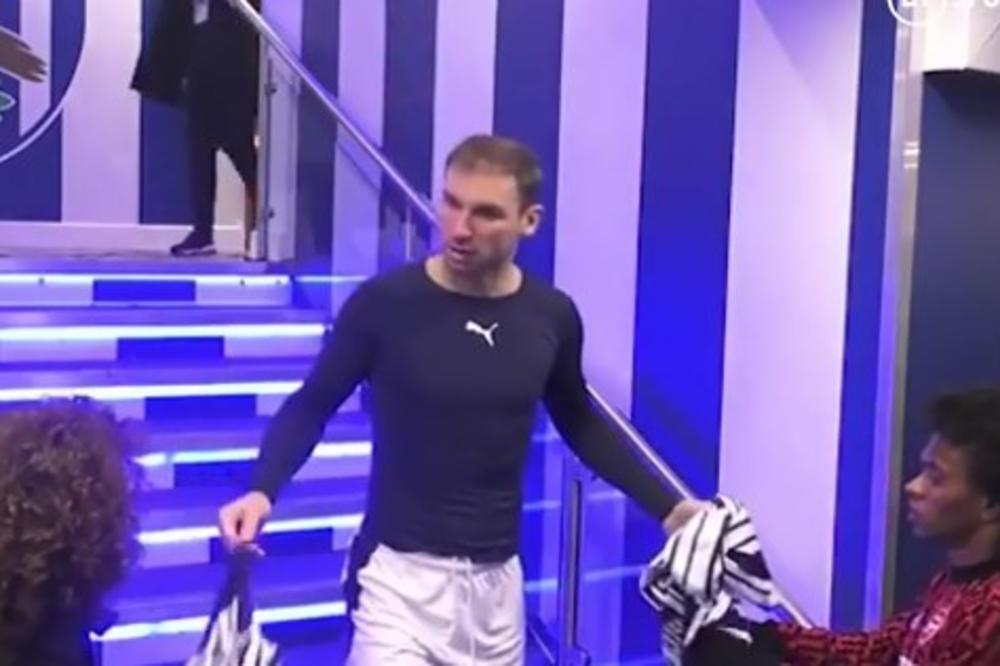 BANE IVANOVIĆ SPUCAO NOGOM IGRAČA ARSENALA U TUNELU: Zvezde Tobdžija ga čekale da im pokloni dres! (VIDEO)
