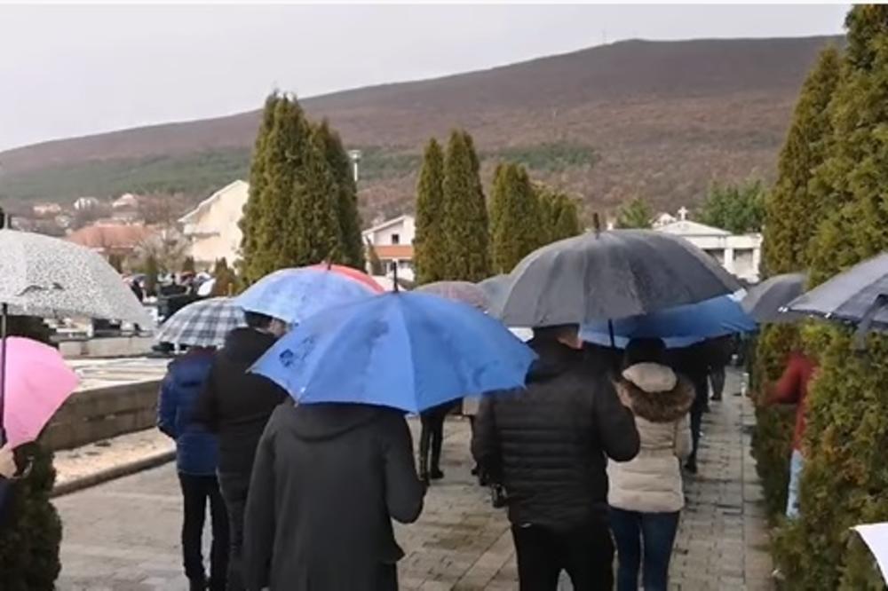 TUŽNA POVORKA, JECAJI I BOL! Porodica ispratila na večni počinak Mirelu preminulu u vikendici smrti (VIDEO)