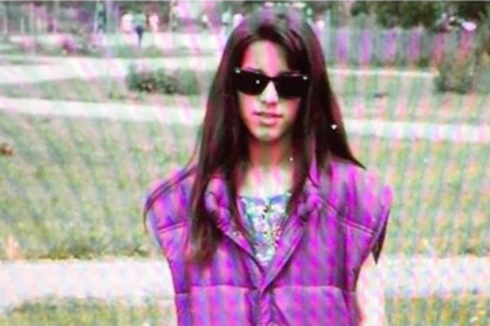 OVA TINEJDŽERKA DUGE KOSE JE DANAS JAKO USPEŠNA PEVAČICA SA ESTRADE! Majka dva dečaka i ima život iz bajke!(FOTO)