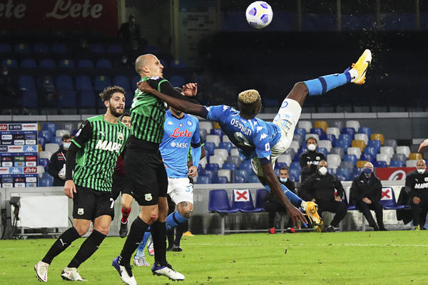 NAPOLI NEMILOSRDNO KAZNIO IGRAČA ZARAŽENOG KORONOM: Zarazio se prisnim plesom s devojkama na velikoj žurci!