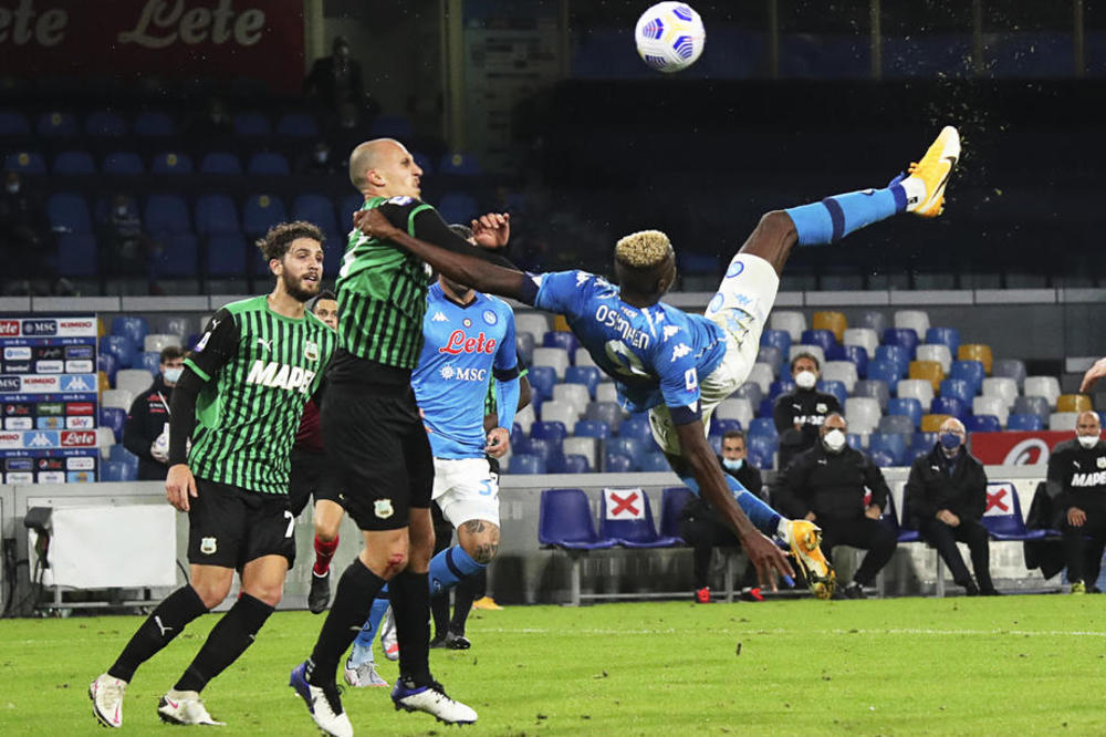 NAPOLI NEMILOSRDNO KAZNIO IGRAČA ZARAŽENOG KORONOM: Zarazio se prisnim plesom s devojkama na velikoj žurci!