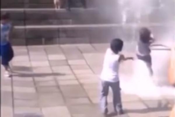 DEVOJČICA HTELA DA SE POKVASI, A ONDA JE IZ FONTANE ŠIKNUO MLAZ! Dobro je izvukla živu glavu (VIDEO)