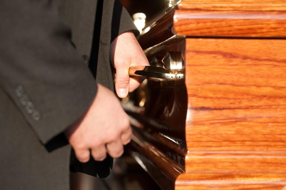 OVO NE RADITE SA ODEĆOM POKOJNIKA POSLE SAHRANE: Mnogi Srbi tu greše, a samo jedna stvar je ISPRAVNA