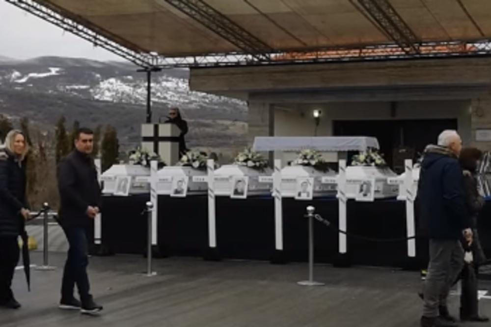 POČELA MOLITVA, PRED CRKVU IZNEŠENI BELI KOVČEZI SA TELIMA MLADIH: Ovako ih ispraćaju na večni počinak! (VIDEO)