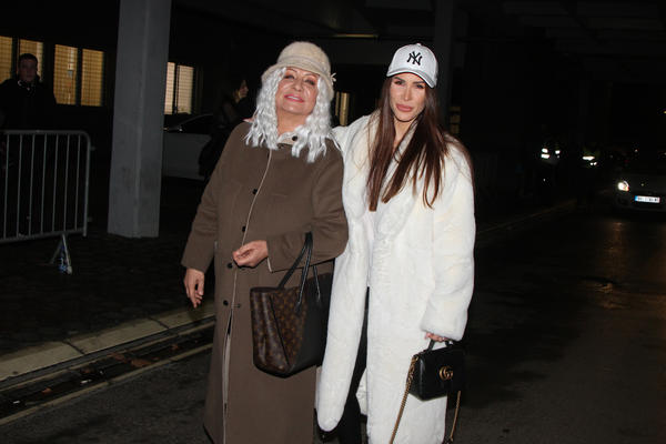 NIKAD VIĐENA FOTKA NIKOLIJE I VESNE ZMIJANAC: Obe su u vodi, gledaju u JEDNU TAČKU, a iza svega se KRIJE OVO!