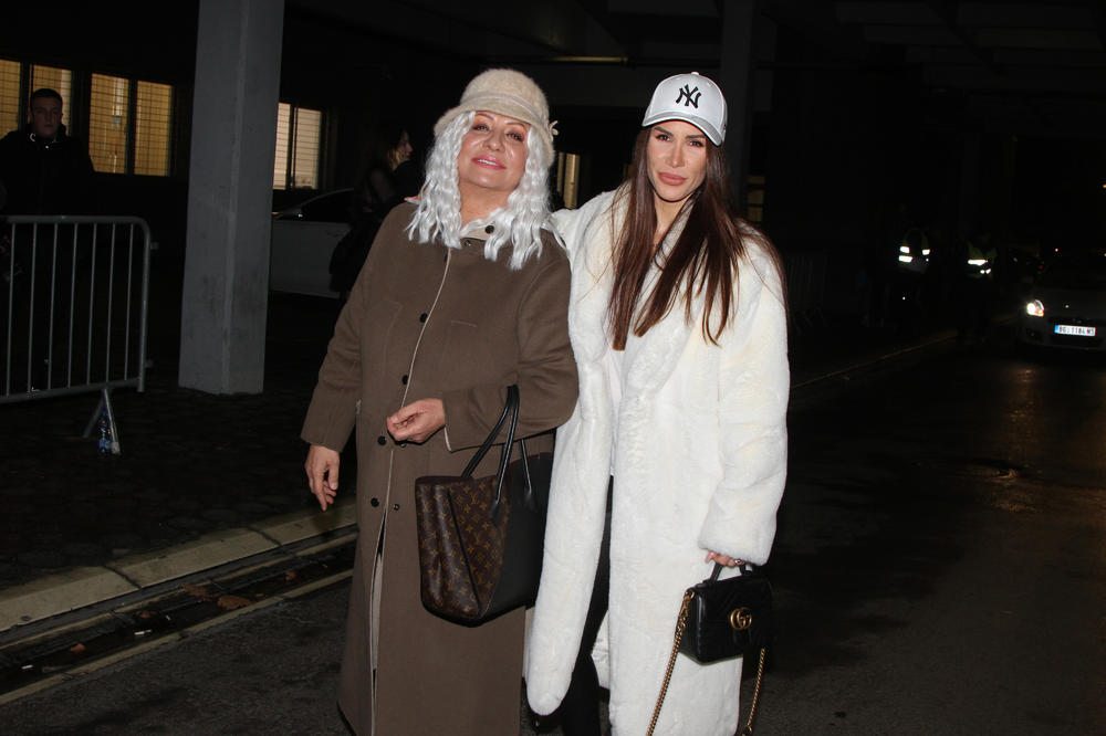 NIKAD VIĐENA FOTKA NIKOLIJE I VESNE ZMIJANAC: Obe su u vodi, gledaju u JEDNU TAČKU, a iza svega se KRIJE OVO!