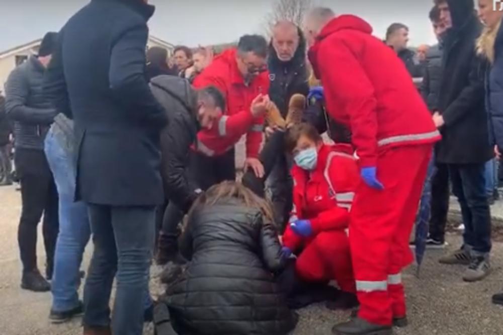NAJTEŽA SCENA NA SAHRANI, MLADIĆ SKRHAN OD BOLA SAMO PAO: Pozlilo mu od SILNE TUGE! (VIDEO)