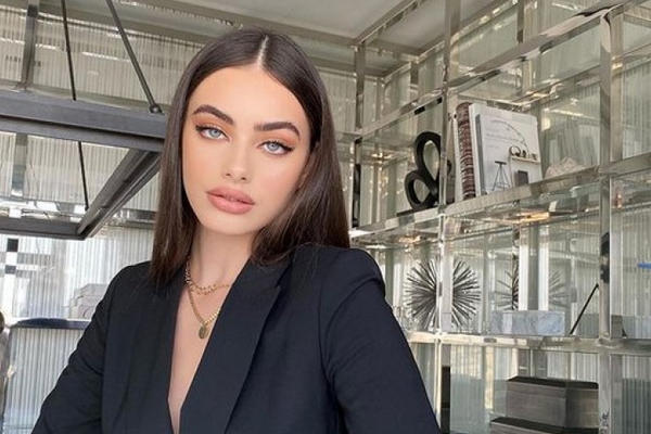 ATRAKTIVNA MANEKENKA NAJLEPŠA ŽENA NA SVETU! Trenutno služi VOJNI ROK, vanvremenska je lepotica, OČARAVAJUĆA!