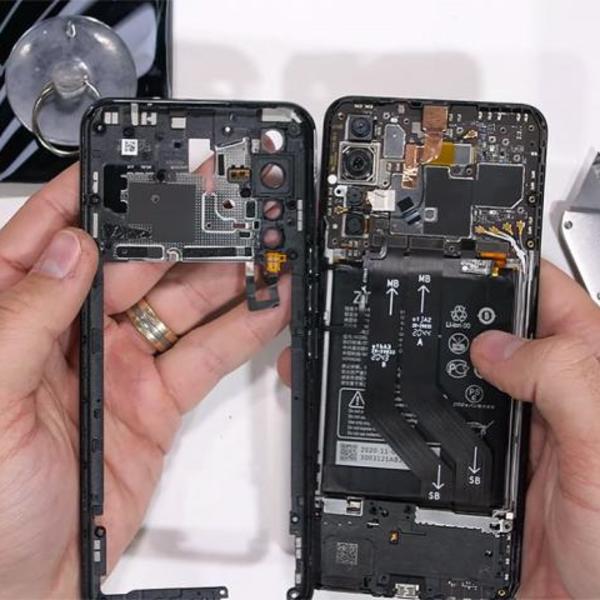 NA VAŠEM TELEFONU POSTOJI SKRIVENA KAMERA: Videćete je tek kada ga otvorite a evo ZAŠTO JE TU I KADA SNIMA