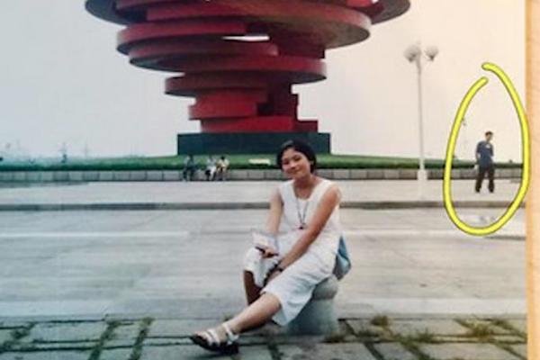 PROMENILO MU JE ŽIVOT POTPUNO! Muž pronašao ženinu sliku STARU 20 GODINA, pa se SLEDIO zbog JEDNOG DETALJA