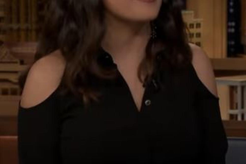 BEZ BLAMA! Bujne grudi u bikiniju pokazala poznata glumica, samo što ne pukne kupaći i to u 6. deceniji! (FOTO)