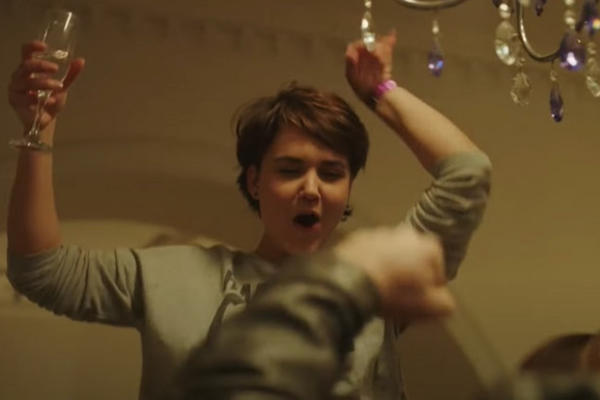 SRPSKA GLUMICA SE U SERIJI OPIJA I PUŠI! Cela Srbija je videla GOLU,zbog njenog privatnog posla REAGOVALA I CRKVA!