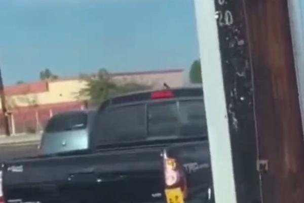 NEVERICA ZA OVOG VOZAČA: Sluđeni pešak mu napravio HAOS! Zaposeo auto, pa skakao po haubi! (VIDEO)