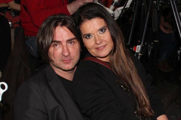 KOJA ZVER! MITROVIĆI ISPRED PINKA UHVAĆENI U SPEJS-ŠATLU?! Obezbeđenje SVUDA, brzo UTRČALI u zgradu!(VIDEO)