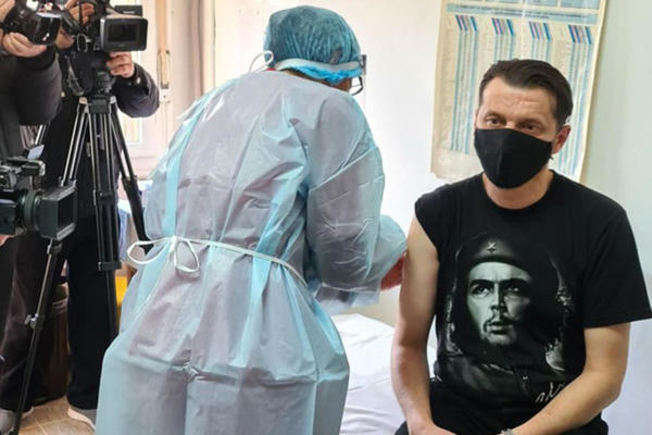 MASOVNA VAKCINACIJA ZDRAVSTVENIH RADNIKA: Među prvima je bio državni sekretar u Ministarstvu zdravlja!