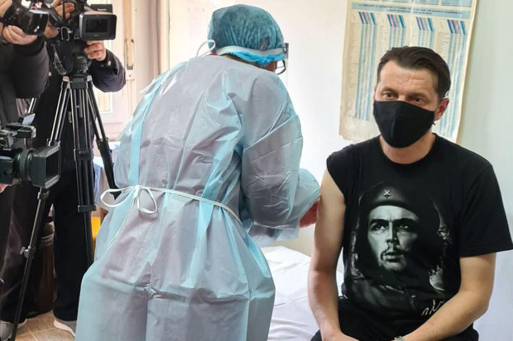MASOVNA VAKCINACIJA ZDRAVSTVENIH RADNIKA: Među prvima je bio državni sekretar u Ministarstvu zdravlja!