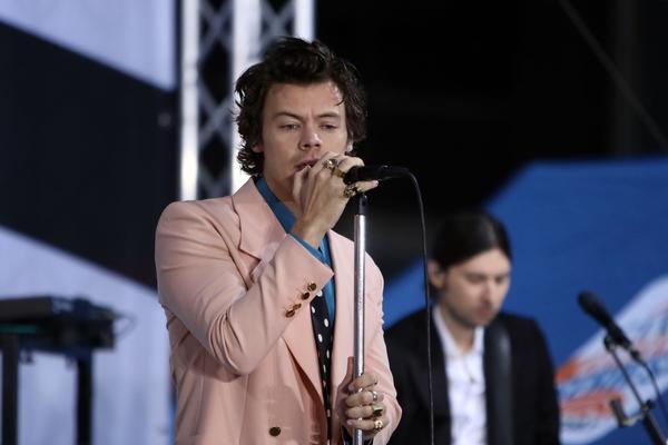 NEKADA JE DEVOJKAMA LOMIO SRCA, A SADA FURA MINIĆE I LAKIRA NOKTE! Bacio se u OZBILJAN "ŽENSKI" BIZNIS!