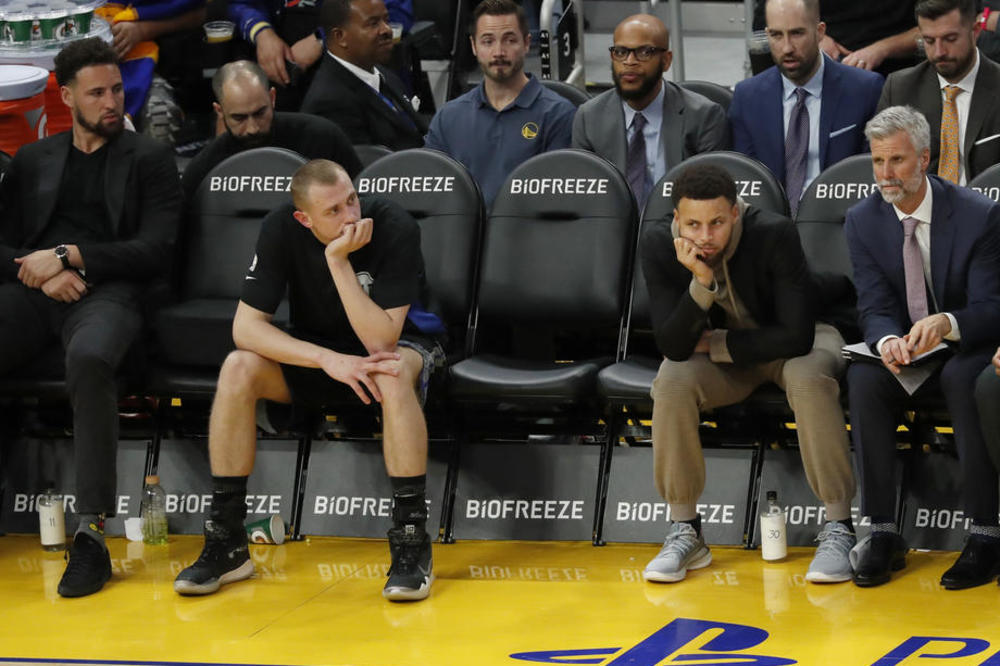 NEĆE SE JOŠ VRATITI NA TEREN: Klej Tompson još će NBA ligu gledati sa tribina!