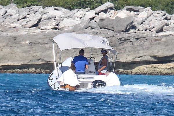 SA NJIM JE UHVAĆEN JOŠ JEDAN MUŠKARAC: Isplivale fotografije Bred Pita sa letovanja na Bahamima!