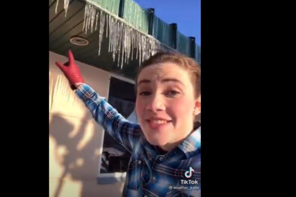 POČELA DA JE LIŽE USRED ŽIVOG UKLJUČENJA: Svet je ZGROŽEN snimkom ove METEOROLOŠKINJE! (VIDEO)