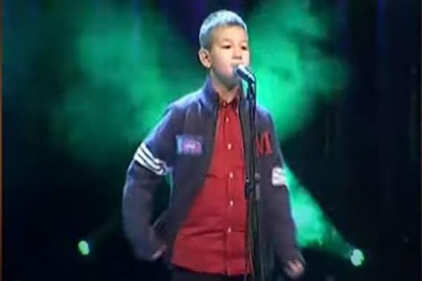 OVAJ SIMPATIČNI DEČAK MALO VEĆI OD MIKROFONA DANAS JE ZVEZDA! Znate ga svi, a evo kako on DANAS izgleda! (FOTO)