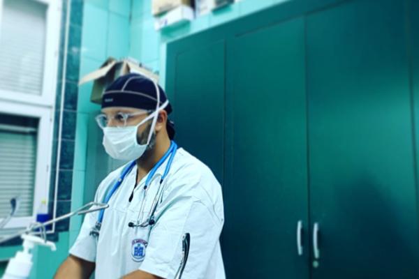 DOKTOR NENAD KOJI JE PREMINUO OD KORONE DOBIO MURAL U BEOGRADU: Jake reči na zidu NJEGOVE SREDNJE ŠKOLE (FOTO)