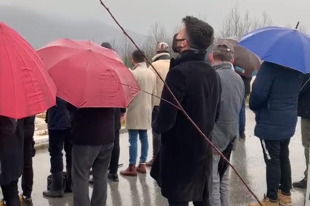 JEZIVE SCENE KENANA TAHIROVIĆA TOKOM OČEVE SAHRANE! Jecao na sav glas,hvatao se za glavu,NE MOŽE DA STOJI NA NOGAMA