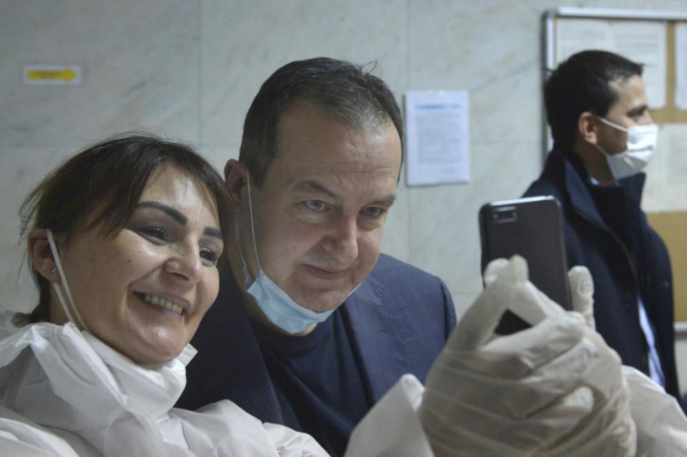 DAČIĆ PRIMIO RUSKU VAKCINU PA ZAPALIO INTERNET SELFIJEM! Rekao je i šta ga čeka za tri nedelje! (FOTO)