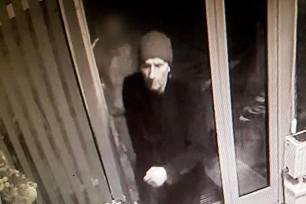 AKO VIDITE OVOG ČOVEKA, NE PRILAZITE, NEGO ODMAH ZOVITE POLICIJU! Izdato je HITNO UPOZORENJE