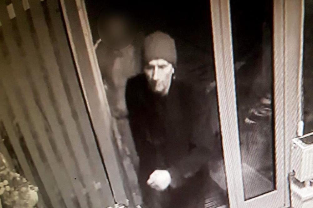 AKO VIDITE OVOG ČOVEKA, NE PRILAZITE, NEGO ODMAH ZOVITE POLICIJU! Izdato je HITNO UPOZORENJE