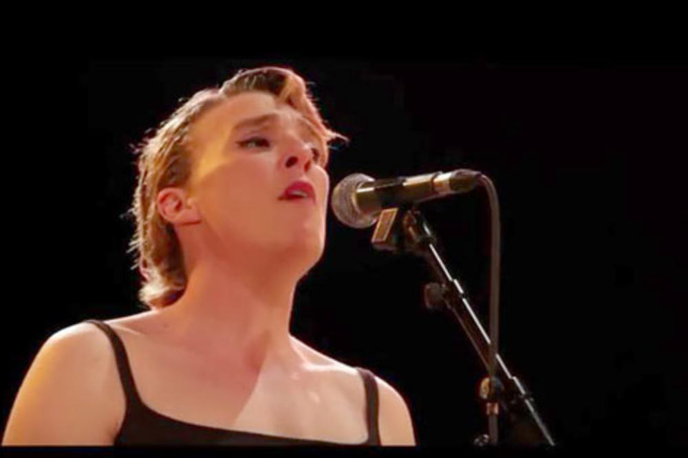 UMRLA JE NA BINI, IMALA JE SAMO 35 GODINA! Pevačica se u toku nastupa SAMO SRUŠILA, prisutni i dalje pamte prizor