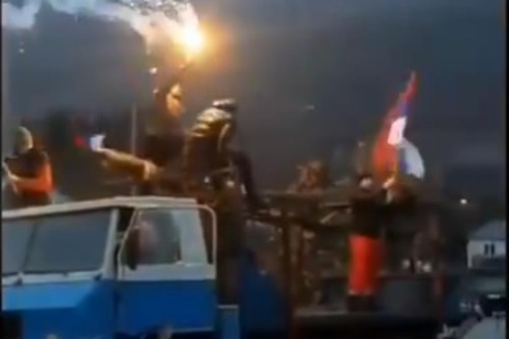 CRNOGORCI IZAŠLI NA ULICE DA PROSLAVE BADNJI DAN: Vijore se zastave, ori se pesma (VIDEO)