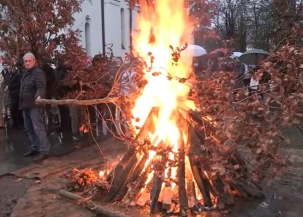 Paljenje badnjaka ispred Hrama