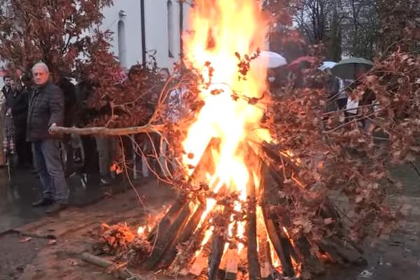 ISPRED HRAMA SVETOG SAVE TRADICIONALNO ZAPALJEN BADNJAK: Veliki broj vernika se okupio na Vračaru