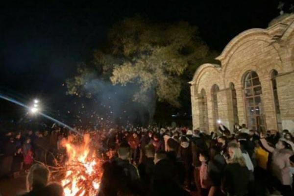 SVEDOČIO VELIKI BROJ VERNIKA: Osveštan i naložen badnjak u Manastiru Gračanica