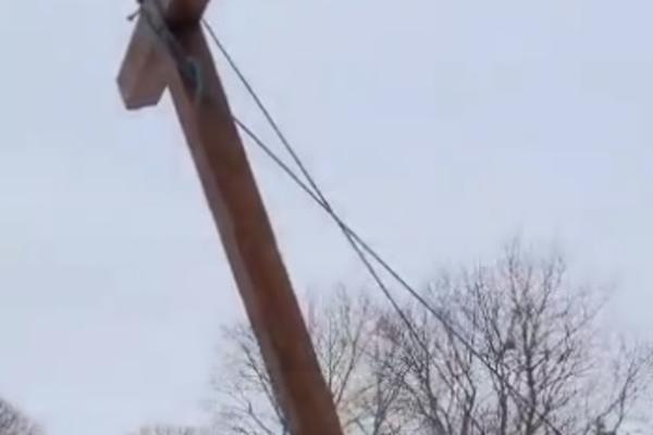 STRAŠNA TUČA U VAŠINGTONU! Podignut OGROMAN KRST koji simbolizuje TRAMPOVU GOLGOTU! (VIDEO)