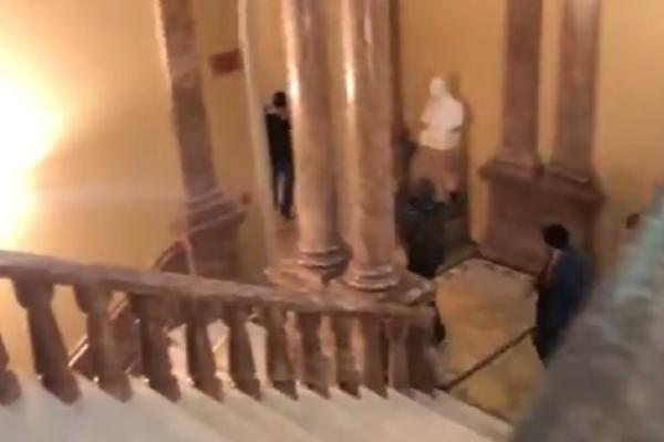 KAKVA ŠAMARČINA ZA NADOBUDNOG NOVINARA KOJI JE SITUACIJU U SAD NAZVAO "BALKANSKOM": Sestro, NEKA si mu rekla!!!